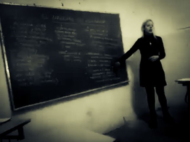 historia. La profesora dio su clase en cuarto año