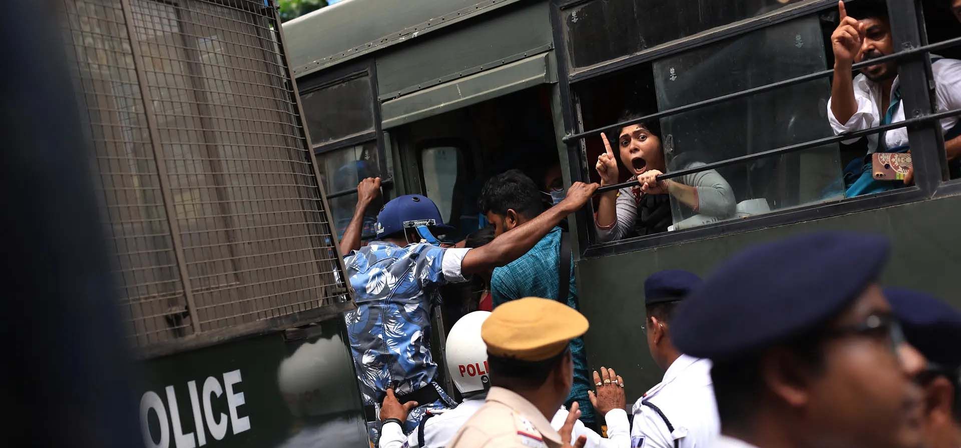 Agentes de policía detienen a candidatos a la enseñanza durante una protesta por una presunta estafa de contratación, Calcuta, India. Fotografía: Piyal Adhikary/EPA Agentes de policía detienen a candidatos a la enseñanza durante una protesta por una presunta estafa de contratación, Calcuta, India. Fotografía: Piyal Adhikary/EPA