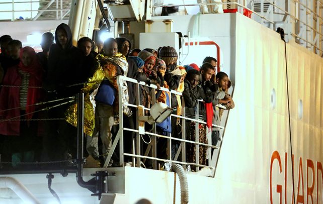 Penoso. Un grupo de libios rescatados de precarias embarcaciones por la marina militar italiana