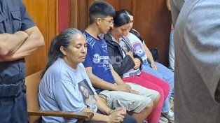 La madre de Mónica Aquino, junto a familiares, durante la lectura del veredicto del juicio a su pareja, su hermano y su madre por la explotación sexual a la mujer
