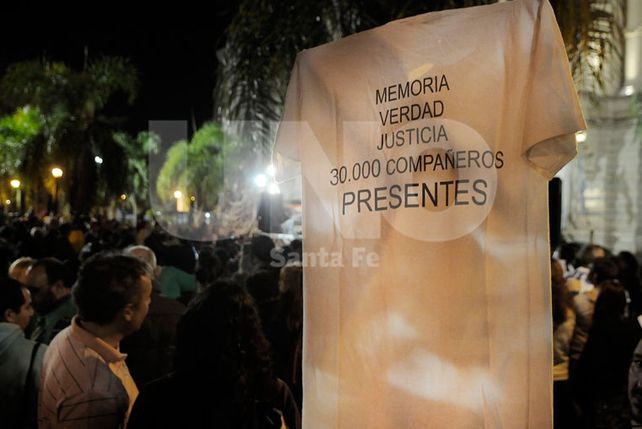 La plaza de Mayo en Santa Fe reavivó la memoria, exigió verdad y pidió justicia