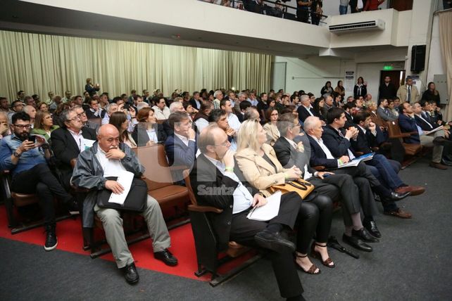 Sala llena. El auditorio de la UTN el 10 de mayo cuando se realizó la Audiencia Pública por el gasoducto de la Costa de la que participaron más de 125 expositores