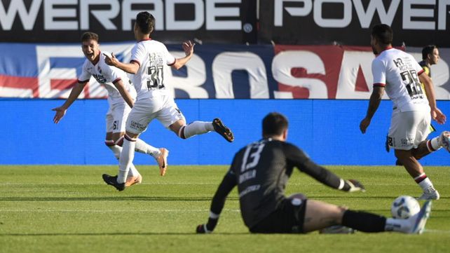 Ferreira acaba de meter su tremendo derechazo en el ángulo y empieza a celebrarlo. Fue el segundo personal y de Newells ante San Lorenzo.