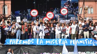 La Plaza de Mayo, histórica repleta y diversa para seguir diciendo Nunca más