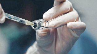 La Provincia compró 160 mil dosis para vacunar a un segmento de la población contra el dengue.