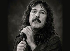 Murió Saúl Blanch, la primera voz de Rata Blanca, a los 75 años