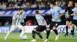 argentina fue una sombra ante uruguay, que le gano 2-0 en la bombonera