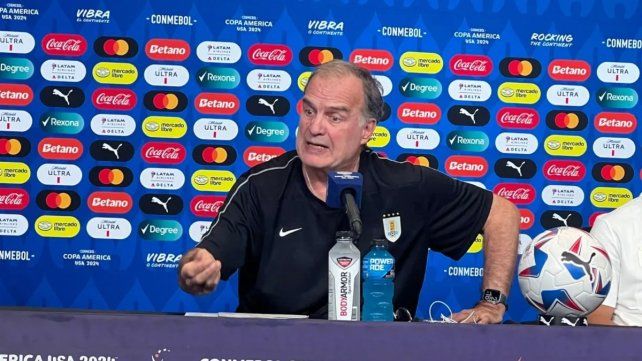 ¡Enfurecido! Bielsa explotó en Uruguay contra la organización de la Copa América ¡Enfurecido! Bielsa explotó en Uruguay contra la organización de la Copa América