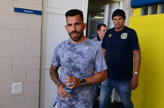 Carlos Tevez ingresa a la sala de conferencias para anunciar lo que ya todos sabían: que dejaba de ser el DT de Central