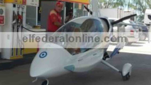 Un girocóptero bajó a cargar nafta en una estación y siguió su ruta