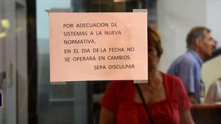 El peso se devaluó más de 40% tras la liberación del mercado cambiario