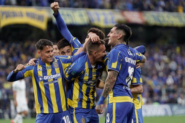 Los futbolistas de Central celebran con la goleada ya consumada