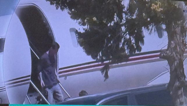 Messi volvió al país y una multitud de familias y fanáticos lo recibió en el aeropuerto de Sauce Viejo