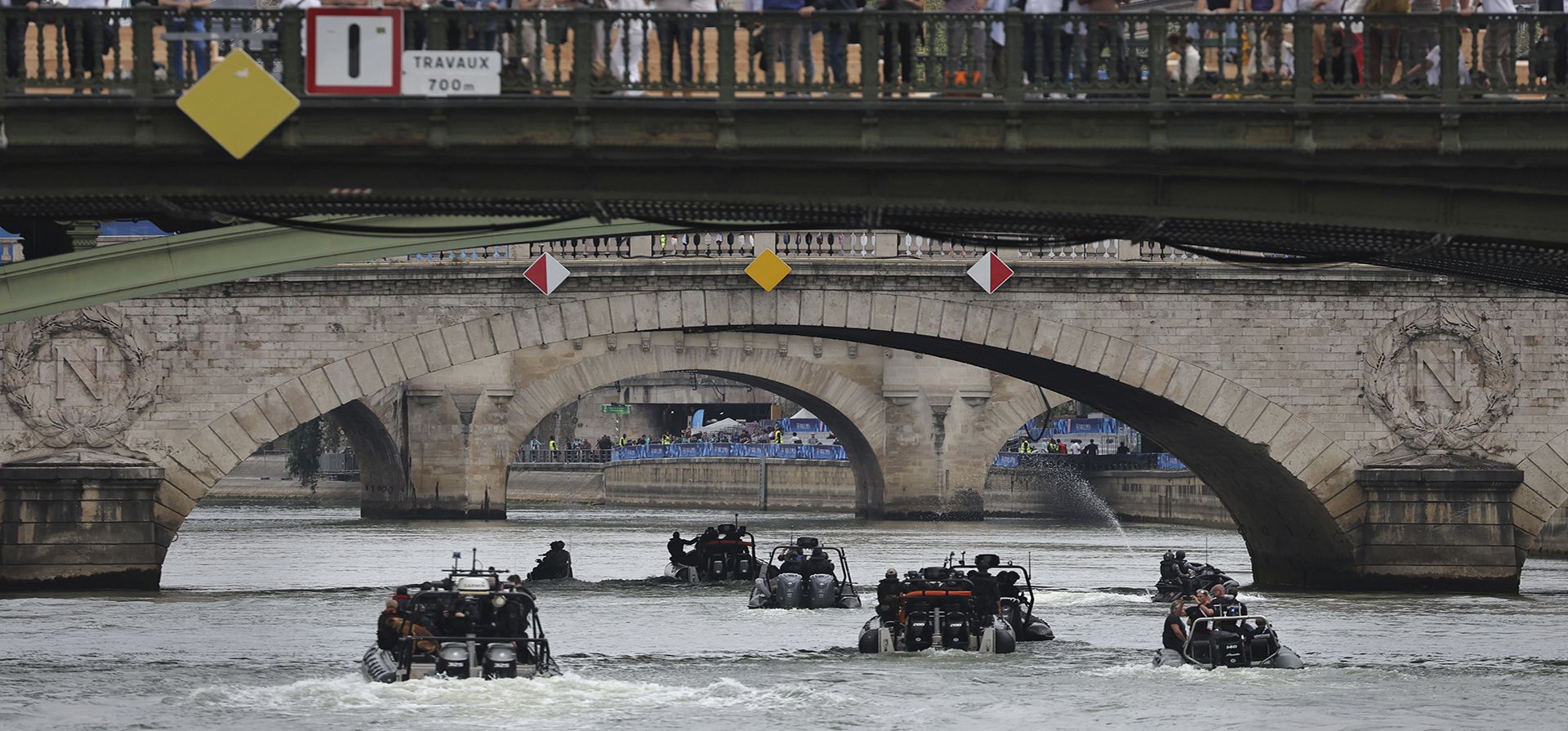 La policía francesa patrulla en botes por el río Sena antes de la ceremonia de apertura de los Juegos Olímpicos de París 2024 en París, Francia, el viernes 26 de julio de 2024. (Thomas Samson/Pool Photo via AP) La policía francesa patrulla en botes por el río Sena antes de la ceremonia de apertura de los Juegos Olímpicos de París 2024 en París, Francia, el viernes 26 de julio de 2024. (Thomas Samson/Pool Photo via AP)