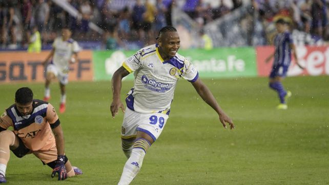 La alegría del 99 canalla. Jaminton Campaz celebra el tercero de Rosario Central ante Godoy Cruz.