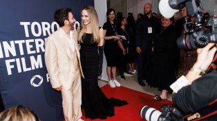 Juan Minujín estuvo junto a Angelina Jolie en la alfombra roja de presentación de Sin sangre, la nueva película dirigida por la estrella hollywoodense