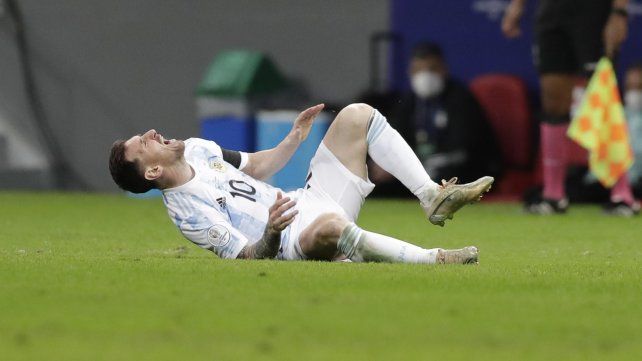 Leo sufrió un duro planchazo de Fabra que le hizo sangrar el tobillo. Foto Eraldo Peres. AP.