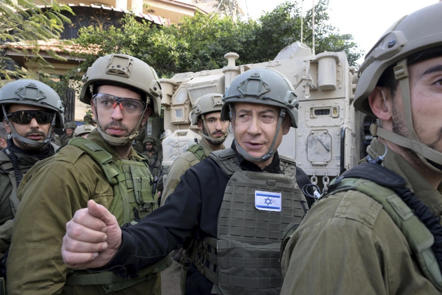 El premier israelí Benjamin Netaniahu con chaleco de seguridad en el norte de la franja de Gaza, el 23 de diciembre pasado.