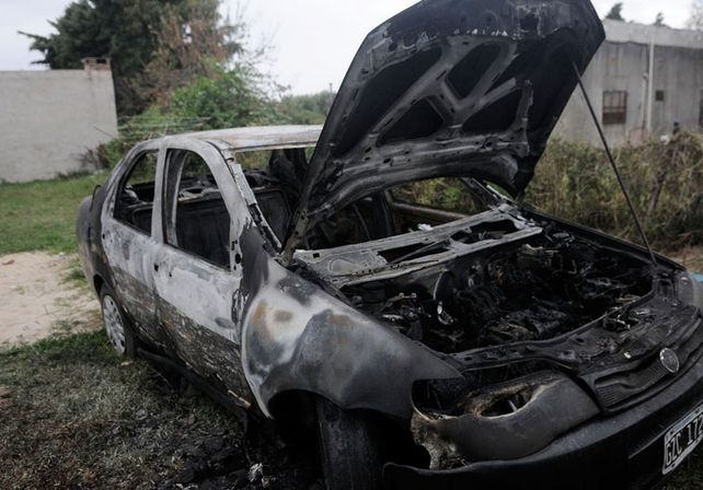 Quemacoches: Incendiaron otro auto esta madrugada en Alberti al 5.500 en el barrio Scarafía