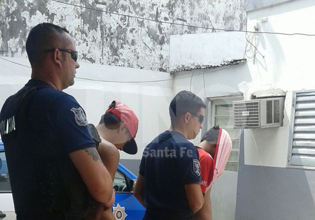 Chicos. El adolescente de 17 años tenía una pistola 9 mm cargada y quedó detenido. El de 15