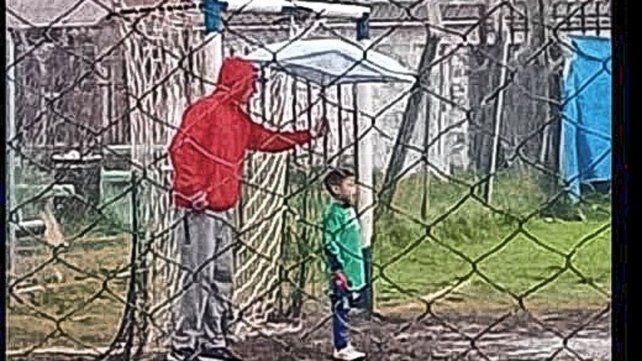El papa con el nene en la lluvia.