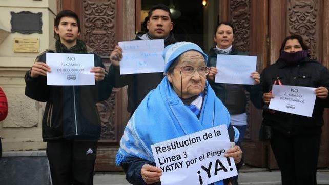 Enérgico rechazo a los nuevos recorridos de colectivos: Vecinos protestaron frente al municipio
