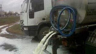 Camioneros regalarán leche en una jornada de protesta por la crisis del sector