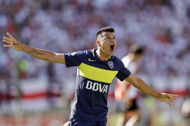El delantero Bou festeja su gol.
