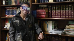 Dos en uno: Alejandro Dure en la escribanía familiar con los clásicos lentes y camisa que utiliza en sus shows.