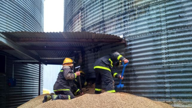 Bomberos Voluntarios Villaguay controlaron incendio en silos con 100 toneladas de soja