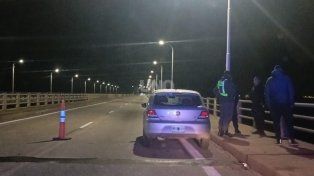 Hallaron un automóvil abandonado con un mensaje de auxilio en el puente de Colastiné Sur y activaron la búsqueda de su propietario