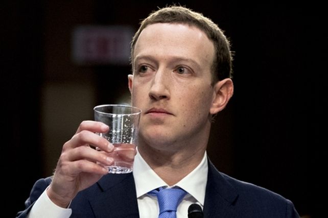 Mark zuckerberg. El multimillonario de apenas 33 años participó ayer de una tensa audiencia pública.