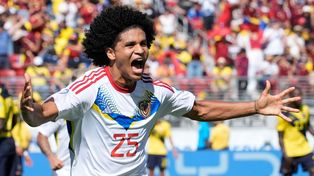 Eduard Bello celebra el gol de la victoria de Venezuela sobre Ecuador, que jugó 77 con diez por la roja a Enner Valencia.