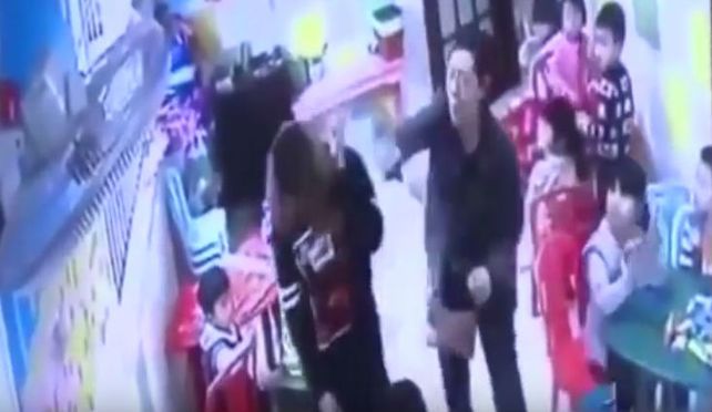 Una abuela castigó a la maestra que le pegó a su pequeña nieta.
