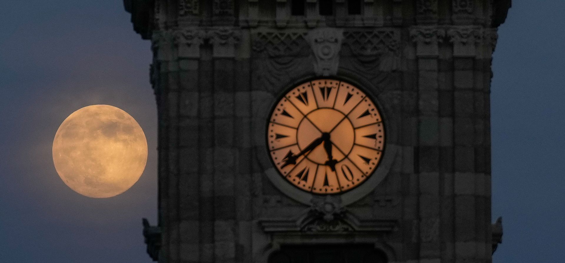 Una superluna, la última luna llena del año, se alza en el cielo, en Estambul, Turquía, el jueves 4 de diciembre de 2025. (Foto AP/Emrah Gurel) Una superluna, la última luna llena del año, se alza en el cielo, en Estambul, Turquía, el jueves 4 de diciembre de 2025. (Foto AP/Emrah Gurel)