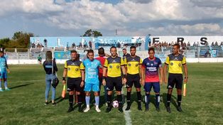 Los capitanes de ambos equipos con la cuaterna antes del inicio del partido.