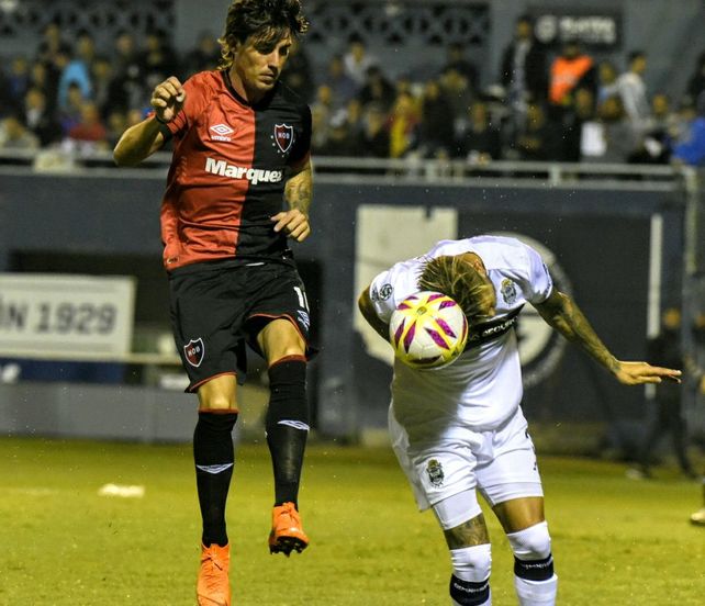 Newells se sacó el premio mayor en la última pelota del partido