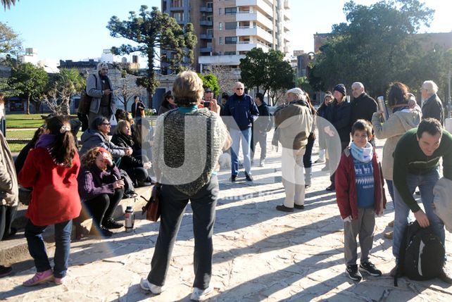 Mateada y debate en la plaza San Martín