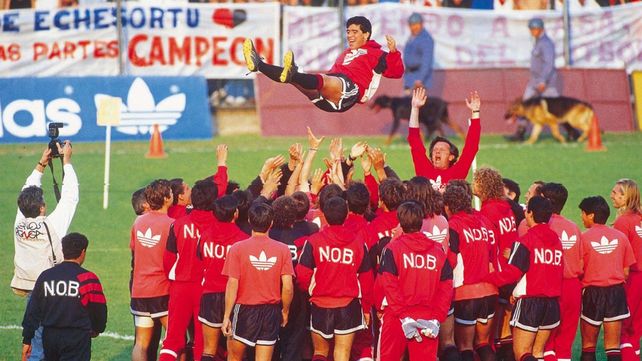 Diego sonriente es arrojado al aire por sus nuevos compañeros. Una imagen icónica para la historia de Newell’s.