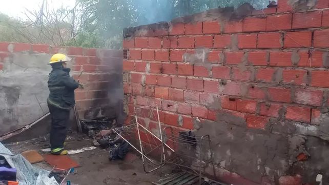 En las viviendas solo se produjeron daños materiales. Se aguardan las pericias para conocer las causas de los incendios.
