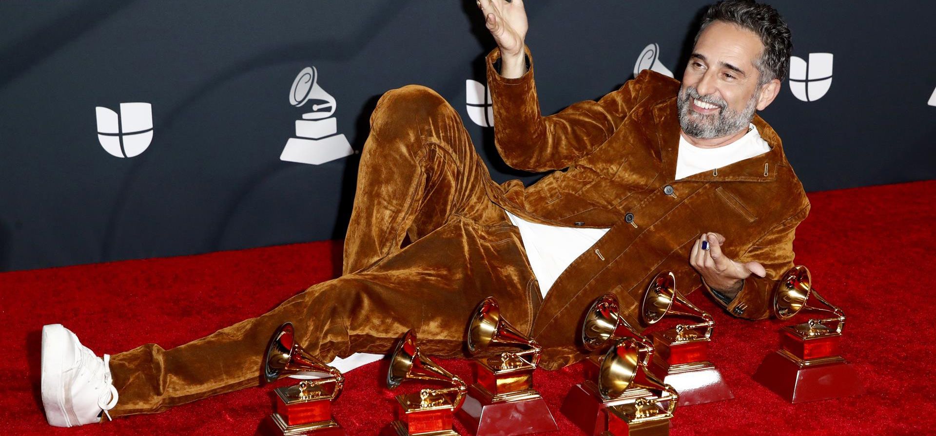 Jorge Drexler posa en la sala de prensa con sus premios Grammy en la 23º entrega anual de los Premios Grammy Latinos en el Mandalay Bay Michelob Ultra Arena, el jueves 17 de noviembre de 2022 en Las Vegas. Jorge Drexler ganó los premios a grabación del año y canción del año por "Tocarte", mejor canción pop por "La Guerrilla De La Concordia", mejor canción alternativa por "El Día Que Estrenaste El Mundo", mejor álbum de cantautor por "Tinta y Tiempo", mejor canción en lengua portuguesa por "Vento Sardo" y mejor arreglo por "El Plan Maestro". (Foto AP/John Locher)
