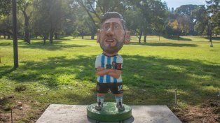 Messi ya tiene su homenaje en Victoria: inauguraron una figura caricaturesca en la Costanera