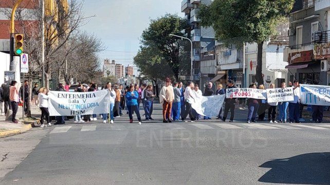 Trabajadores del hospital San Martín de Paraná cortaron calle Gualeguaychú