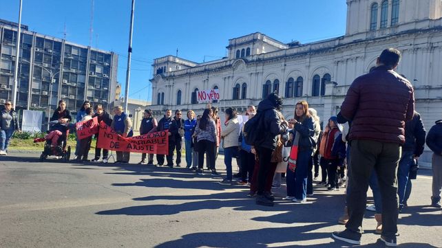 Varias personas se expresaron frente a Casa de Gobierno