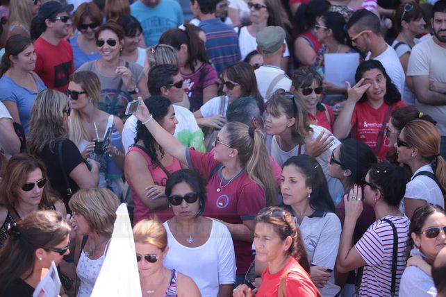 Estatales y docentes marcharon a Casa de Gobierno en repudio del techo del 18% y denunciaron aprietes