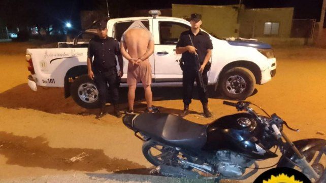 Un joven motociclista fue detenido por el delito de cohecho tras intentar eludir un control de la policía con el ofrecimiento de dinero.