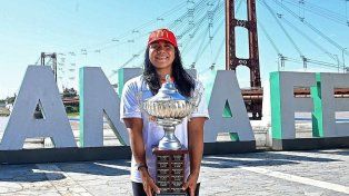 Mayte Puca, la campeona con la copa de la Maraton Santa Fe Coronda.