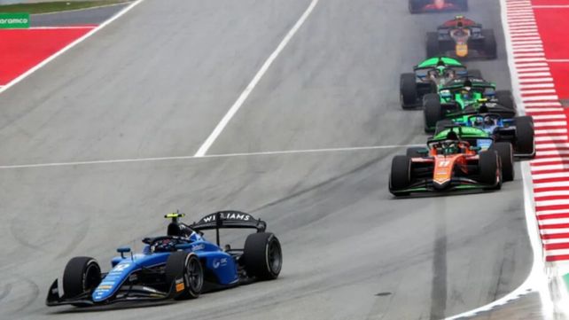 Franco Colapinto encabeza un pelotón durante el sprint en España. Este domingo larga tercero la final de la Fórmula 2.