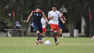 Central Córdoba. Renzo Altamura (9) en el reciente amistoso ante la reserva de Newell’s. El delantero viene de ser el goleador Belgrano de Arequito en la Liga Casildense.