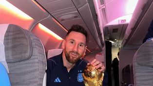 El oro y el barrio. El capitán Lionel Messi posteó ayer esta foto en el vuelo con la Copa más esperada. Qué me van a hablar de amor